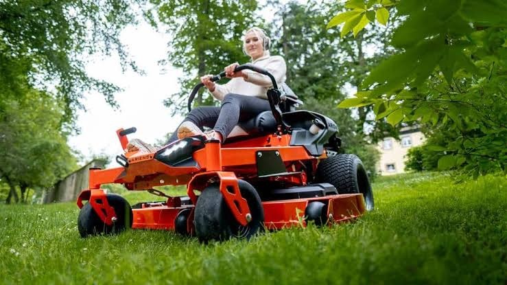 How to Maneuver a Compact Mower Around Landscaping Features